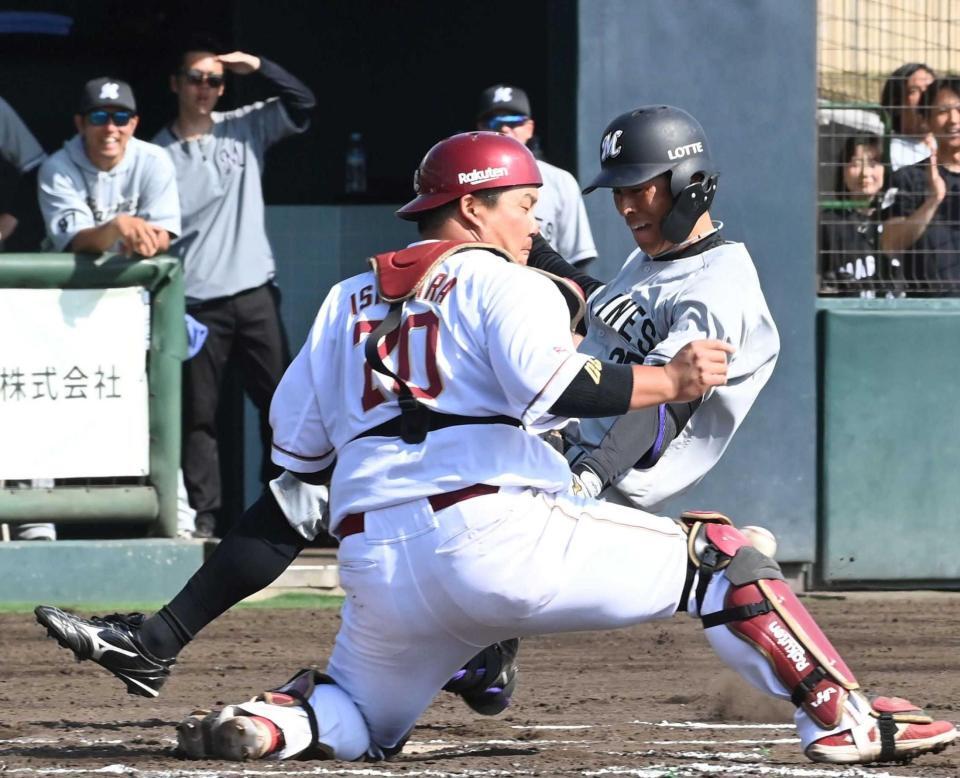 　７回、中越えのランニングホームランを決める岡（右）