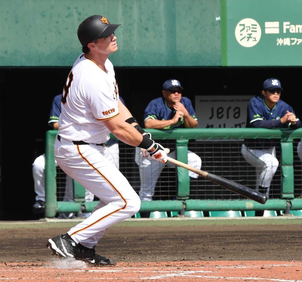 ４回、右前打を放つダルベック（撮影・開出牧）