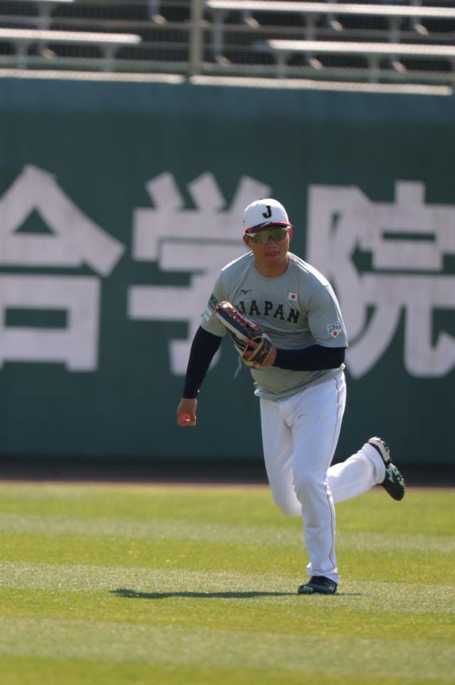 外野の守備練習する森下（撮影・金田祐二）