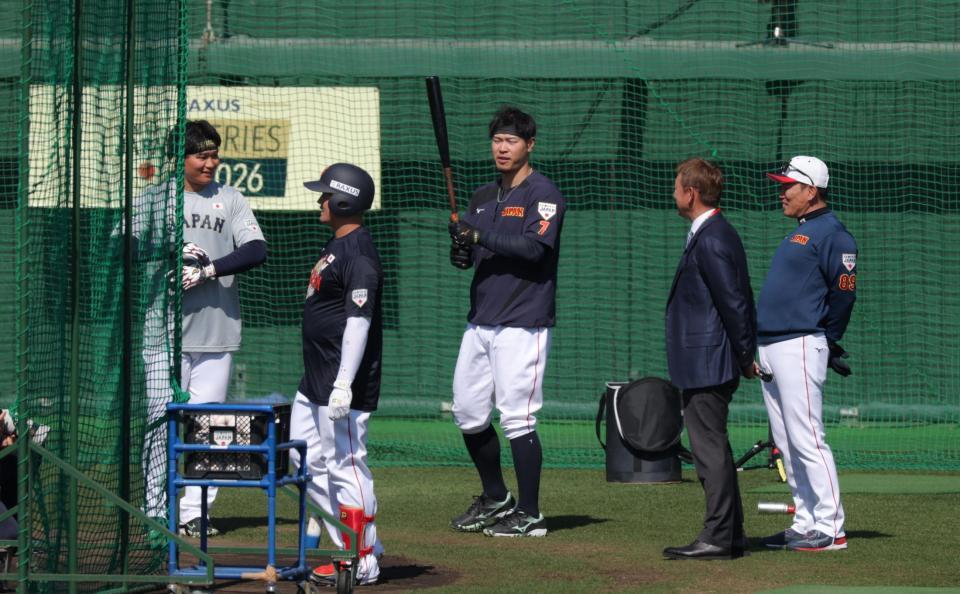 井端監督、立浪和義氏と話す森下、佐藤輝（撮影・金田祐二）