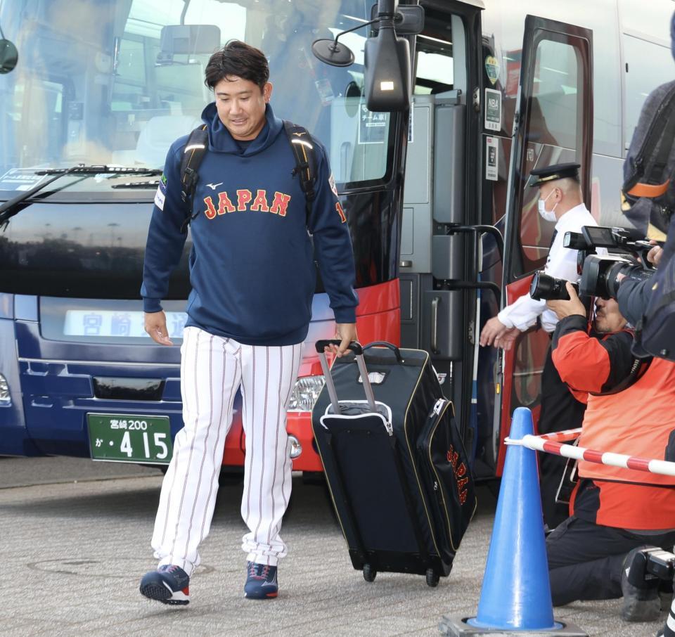 球場入りする菅野（撮影・伊藤笙子）