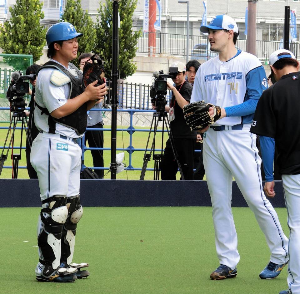 ブルペン投球を終えた有原（右）は、捕手の進藤と話す