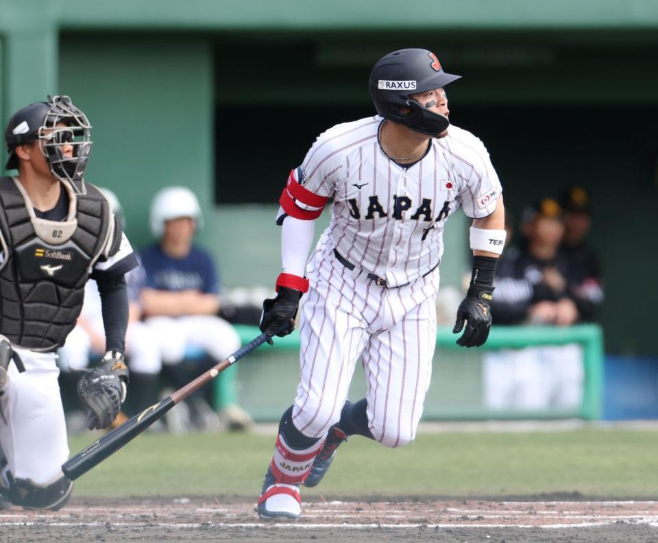 １回、同点となる適時内野安打を放つ佐藤輝（撮影・伊藤笙子）