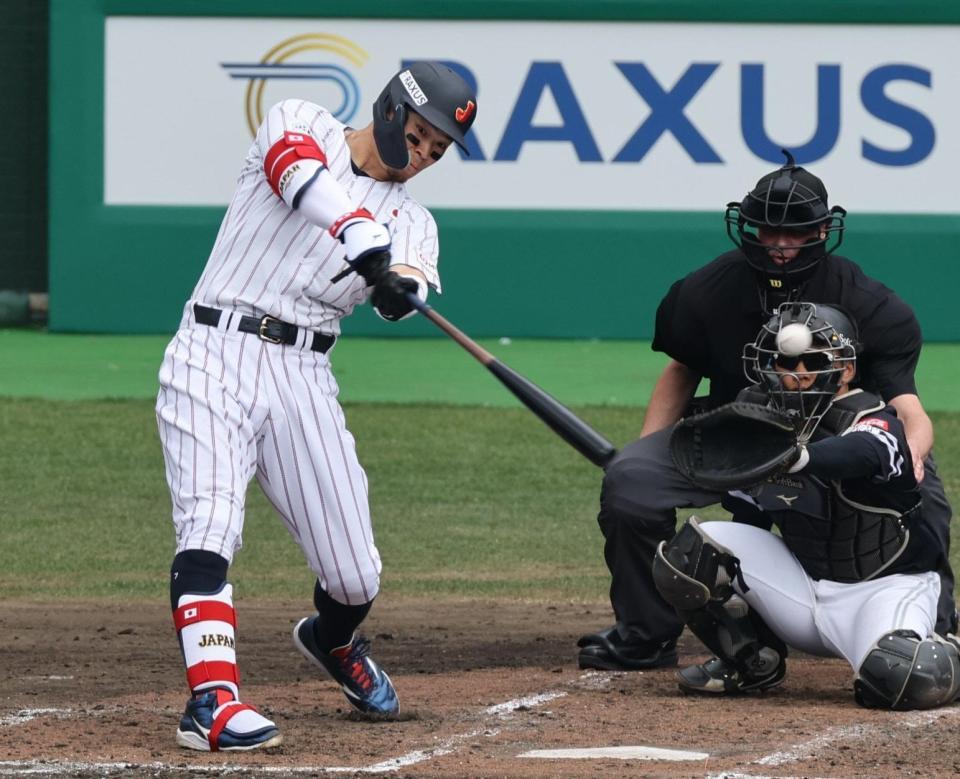 ２回、佐藤輝が左越えに２点二塁打を放つ。