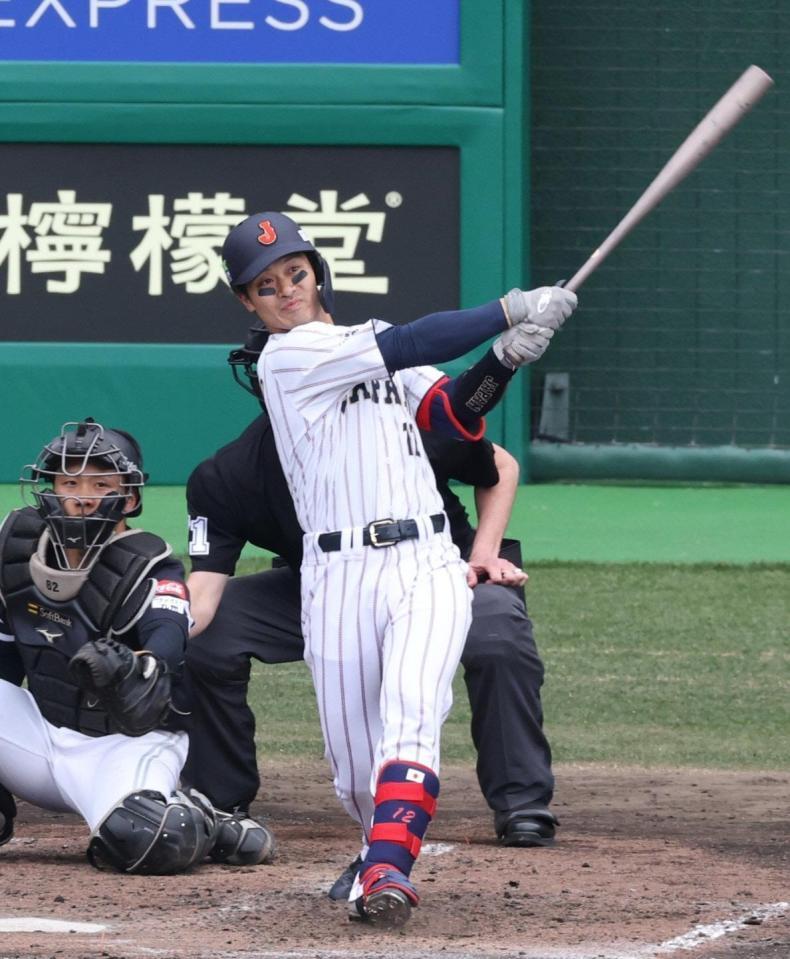 ３回、坂本が左越えに２点本塁打を放つ。捕手海野