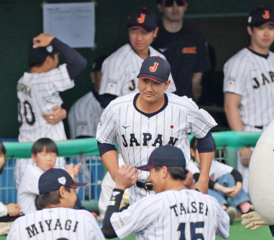 試合前セレモニーで整列に向かう菅野