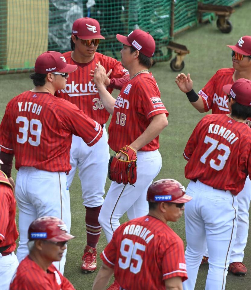 １回をピシャリと抑えナインに迎えられる前田健（左から３人目）＝撮影・持木克友