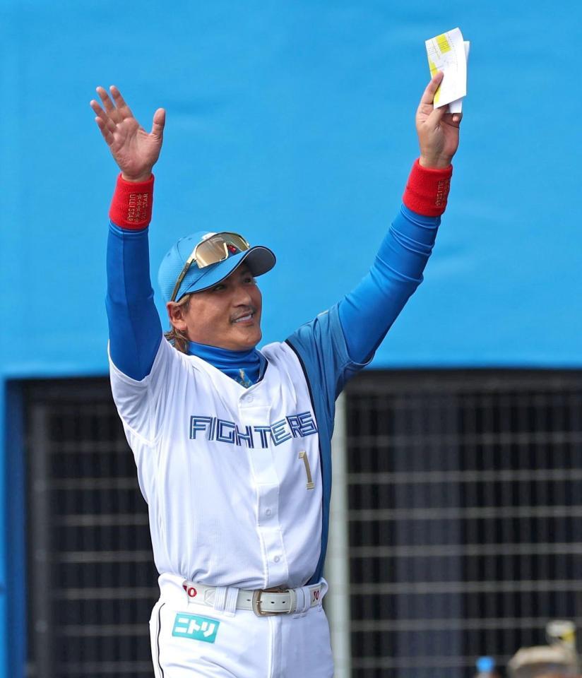 メンバー表交換時、ファンの歓声に応える新庄監督（撮影・北村雅宏）