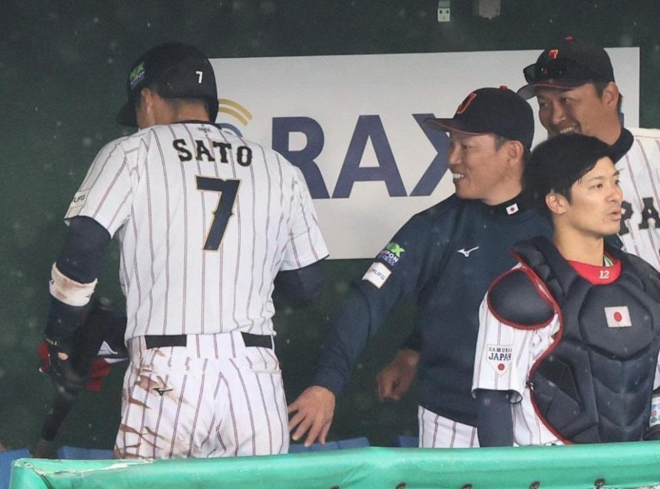 交代した佐藤輝（左）をねぎらう井端監督