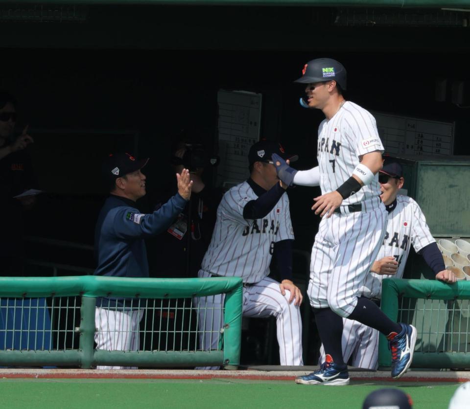 生還しナインに迎えられる阪神・佐藤輝（撮影・金田祐二）