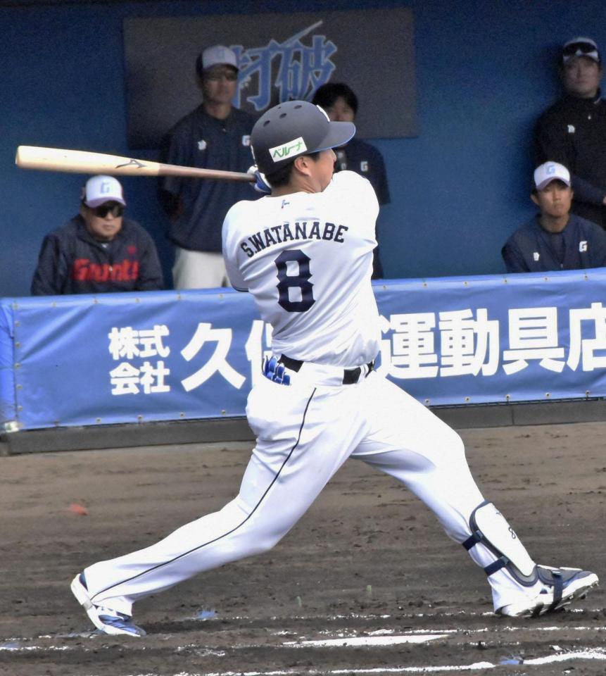 練習試合で、二塁打を放つ渡部