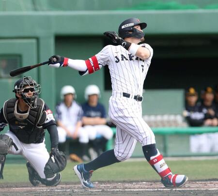 １回、先制内野安打を放つ佐藤輝＝撮影・伊藤笙子