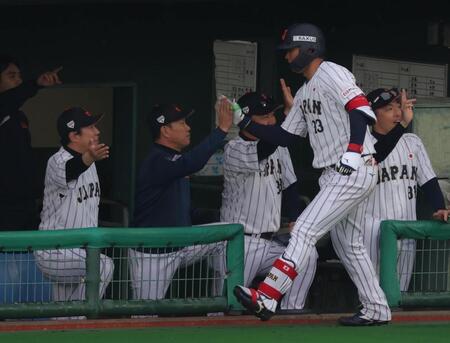 ２ランを放ち井端監督に迎えられる森下（撮影・金田祐二）