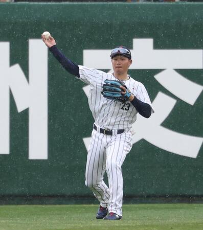 ５回から中堅の守備についた阪神・森下翔太＝ひなたサンマリンスタジアム宮崎（撮影・伊藤笙子）