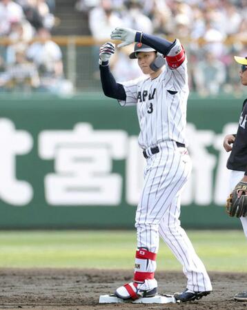 １回、２点二塁打を放ち、ポーズを決める森下（撮影・伊藤笙子）