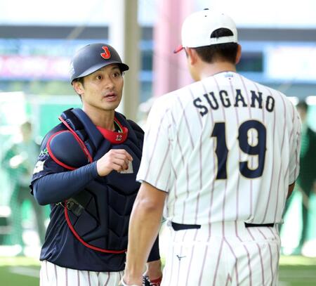 ブルペンでの投球を終えた菅野（右）と話す坂本（撮影・伊藤笙子）