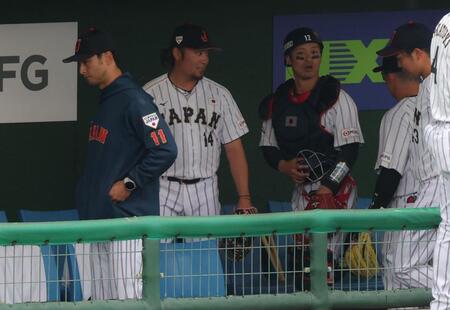 ベンチで伊藤と話す坂本。左はダルビッシュ（撮影・金田祐二）