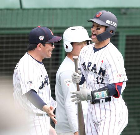 ３回、左越え２ランを放ち、松田コーチ（左）に迎えられる坂本