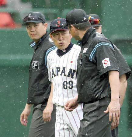 ５回表が終わり、審判団と話す侍ジャパン・井端監督（撮影・伊藤笙子）