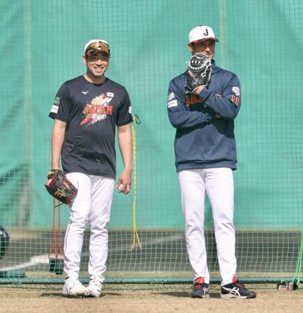 談笑する菊池とダルビッシュ（撮影・伊藤笙子）
