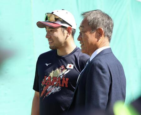 辻発彦氏（右）と記念撮影する菊池（撮影・伊藤笙子）