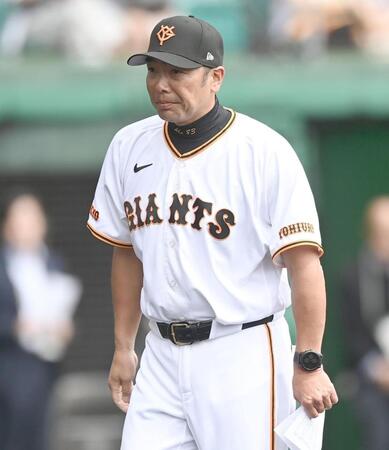 メンバー表の交換を終え引き揚げる阿部監督（撮影・開出牧）