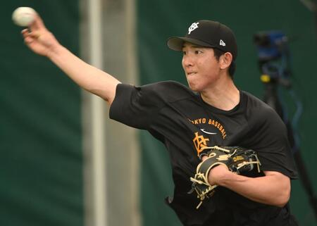 ブルペンでピッチングをする戸郷（撮影・開出牧）