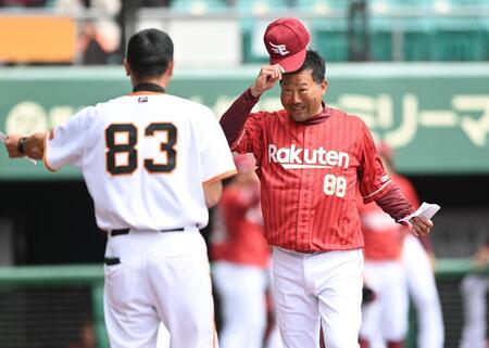 阿部監督（手前）とメンバー表の交換をする三木監督（撮影・開出牧）