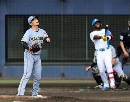 ４回、カストロに２ランを許す岩貞（撮影・山口登）
