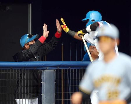 ４回、２ランを放ったカストロを迎える新庄監督（撮影・山口登）