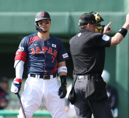 １回、ピッチクロック違反を取られる佐藤輝（左）＝撮影・伊藤笙子