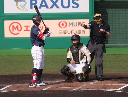 １回、打席に入るのが遅れ１ストライク取られる佐藤輝（撮影・金田祐二）