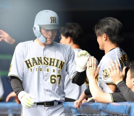 日本ハムが珍プレーで失点　右翼からの緩い返球が内野の頭上を越え転々　スタンドどよめく