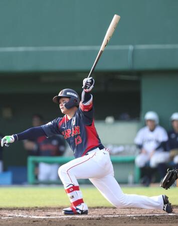 ９回、左線へ二塁打を放つ森下（撮影・伊藤笙子）