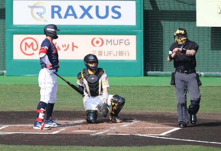 １回、ピッチクロックに違反した佐藤輝（左）