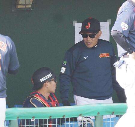 ３回裏終了、ベンチで若月（左）と話す井端監督