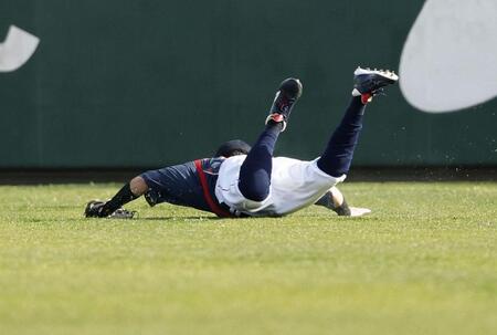 　５回、井上の打球を好捕した中堅手・牧原大