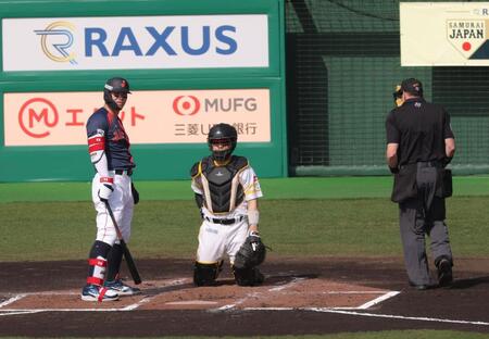 １回、打席に入るのが遅れ１ストライク取られる佐藤輝（撮影・金田祐二）