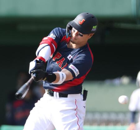 １回、空振り三振に倒れる佐藤輝（撮影・伊藤笙子）