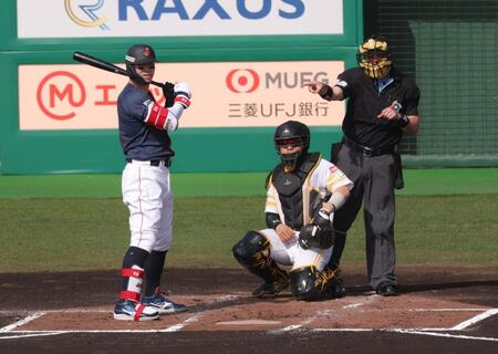 １回、打席に入るのが遅れ１ストライク取られる佐藤輝（撮影・金田祐二）