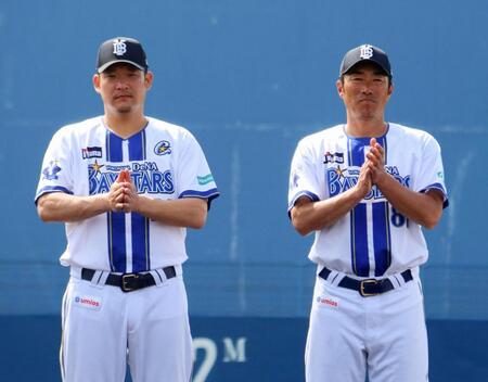 キャンプを打ち上げ手締めをする相川監督（右）と筒香