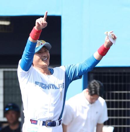 スタンドのファンに手を振る新庄監督（撮影・西田忠信）