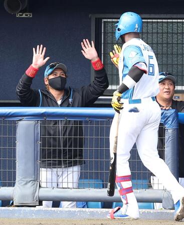 ４回、２ランを放ったカストロ（右）を笑顔で迎える新庄監督（撮影・西田忠信）