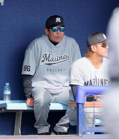 ベンチから試合を見つめるサブロー監督