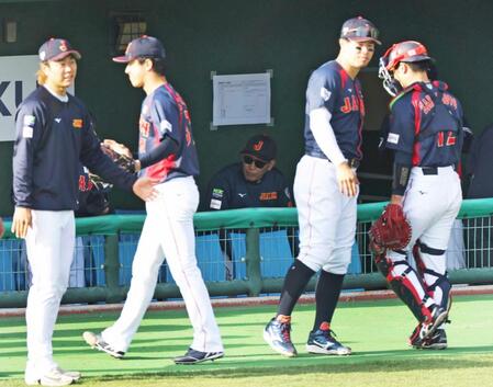 ６回裏終了、ベンチに戻る北山（左から２人目）と捕手坂本。中央は井端監督