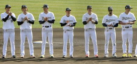 　キャンプを打ち上げ、手締めをする岸田監督（中央）とオリックスナイン