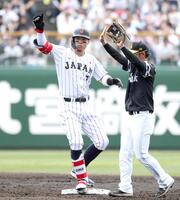 ２回、２点二塁打を放ち、塁上で右手を上げる佐藤輝