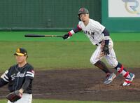 ５回、２点二塁打を放つ佐藤輝