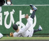 ５回、ソフトバンク・ダウンズの邪飛に飛び込む佐藤輝