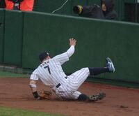 ソフトバンク・秋広のファウルにで滑り、ユニホームを汚す佐藤輝（撮影・金田祐二）